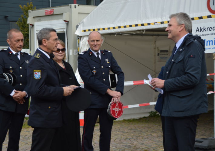 Photo : Des présents remis aux pompiers français par Monsieur le ministre sarrois