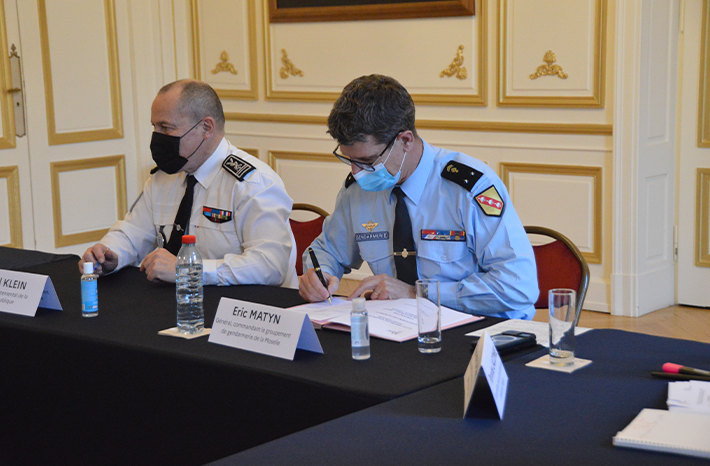 Photo 2 - Signature de la convention sur les violences scolaires, E. Matyn, général, commandant le groupement de gendarmerie Moselle