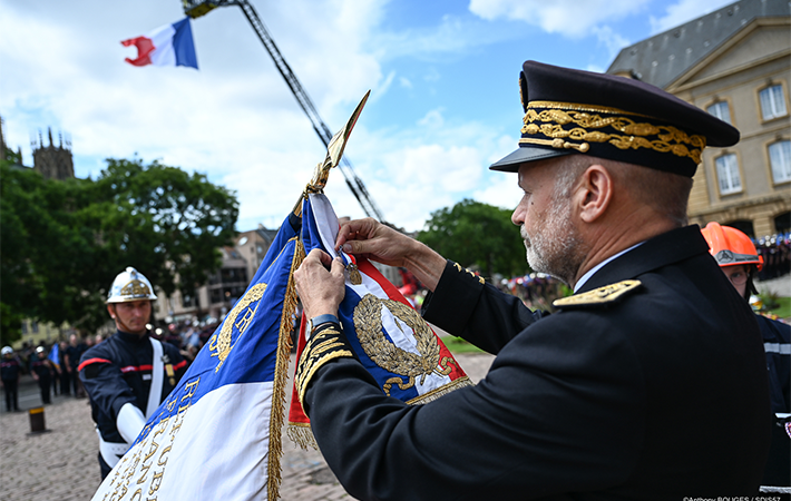 Remise de la fourragère au drapeau du corps départemental des sapeurs-pompiers de la Moselle